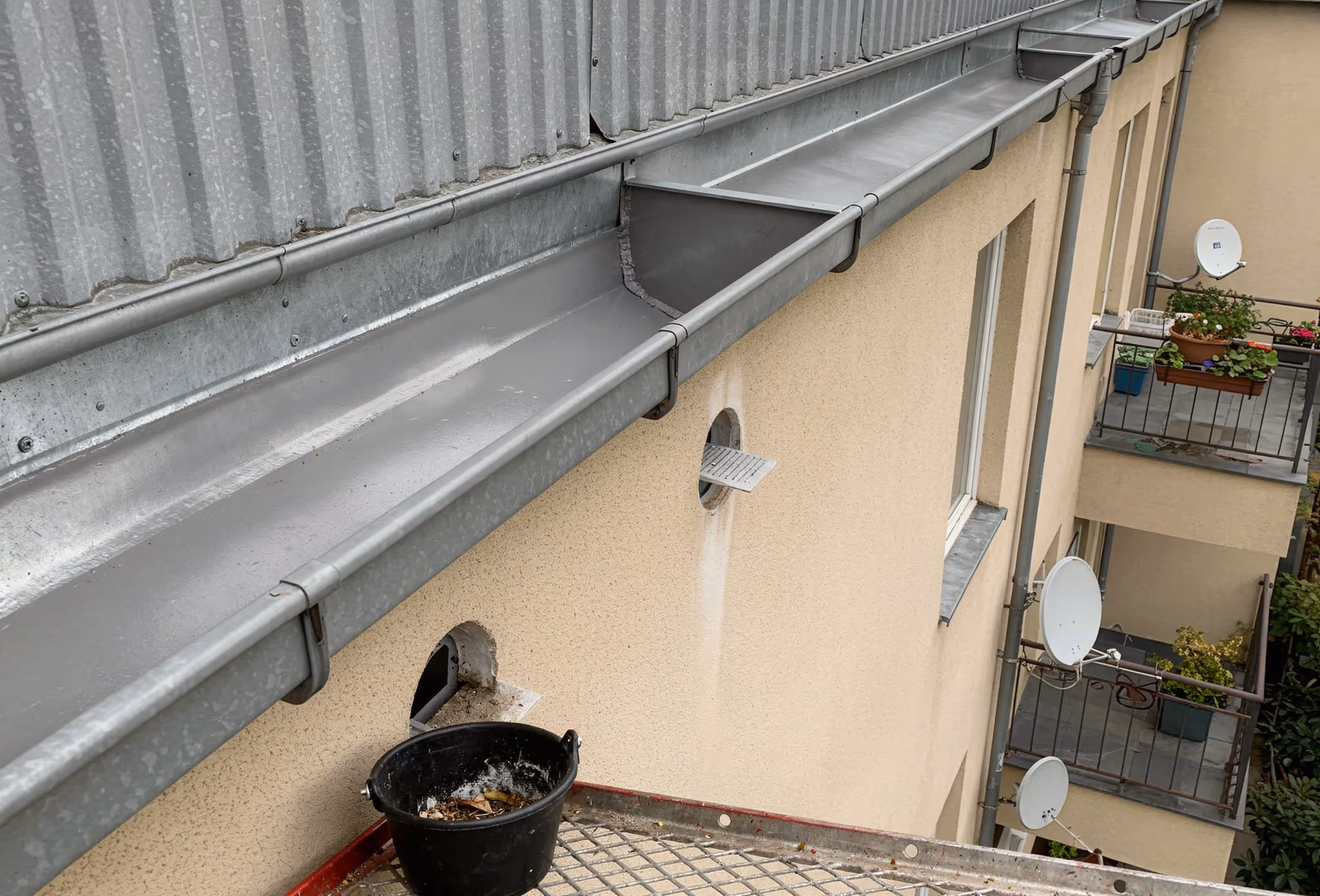 Gereinigte Flachdach-Rinne mit neuem Laubschutz in Lichtenberg — nach der Wartung